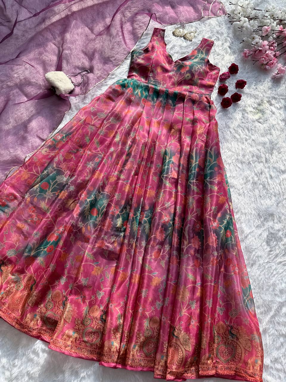 Kleid aus Georgette-Imitat mit üppiger Paillettenstickerei