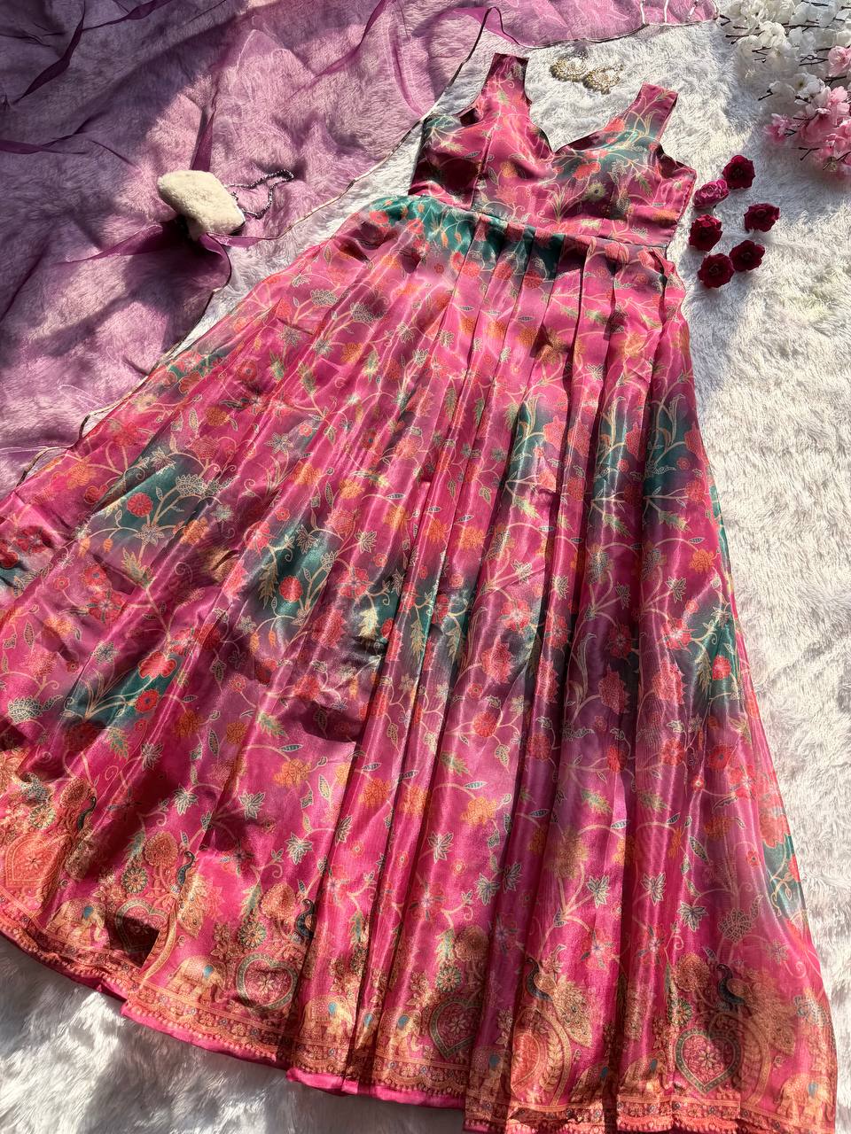 Kleid aus Georgette-Imitat mit üppiger Paillettenstickerei