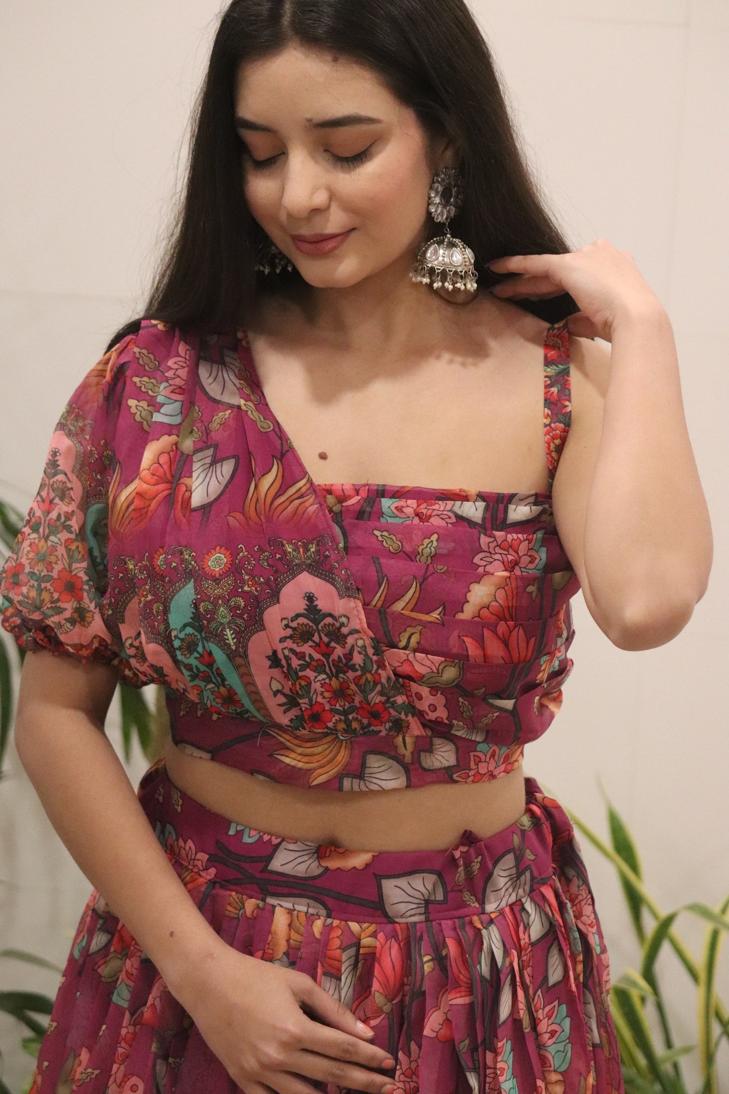 Sehen Sie umwerfend aus in diesem wunderschönen cremefarbenen Lehenga-Set