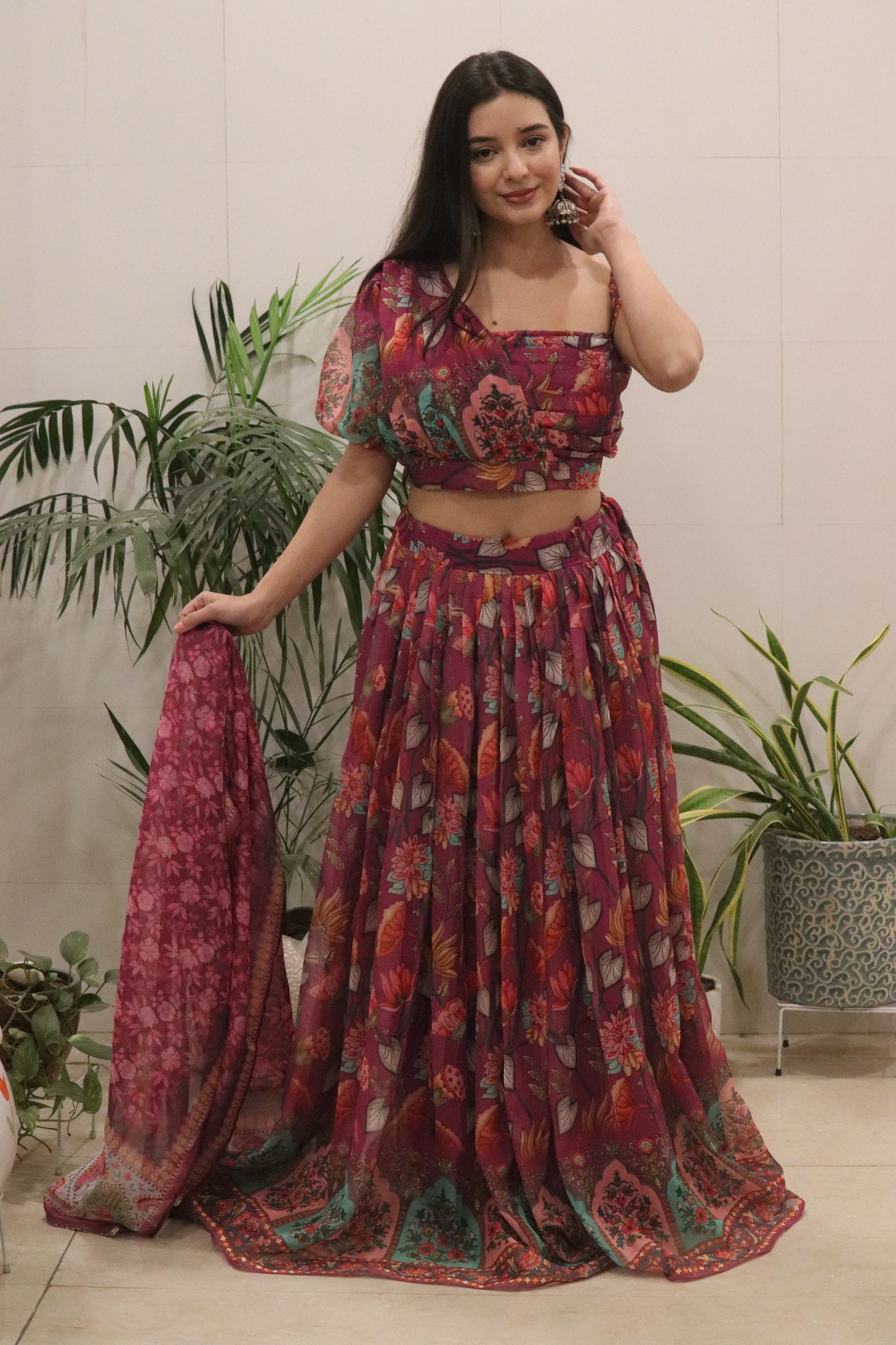 Sehen Sie umwerfend aus in diesem wunderschönen cremefarbenen Lehenga-Set