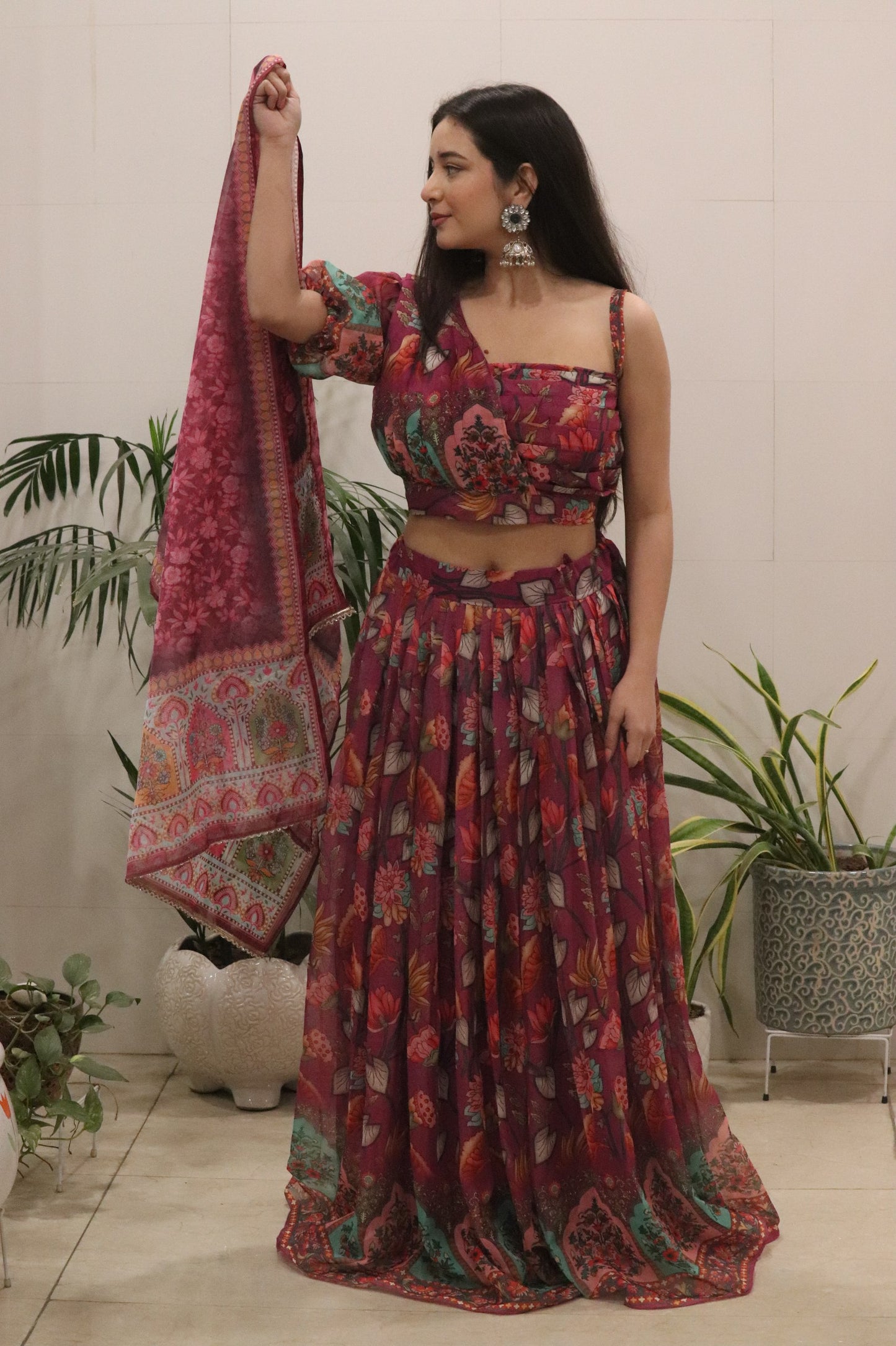 Sehen Sie umwerfend aus in diesem wunderschönen cremefarbenen Lehenga-Set