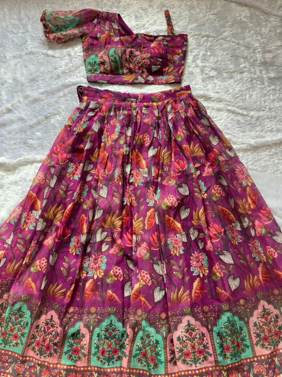 Sehen Sie umwerfend aus in diesem wunderschönen cremefarbenen Lehenga-Set