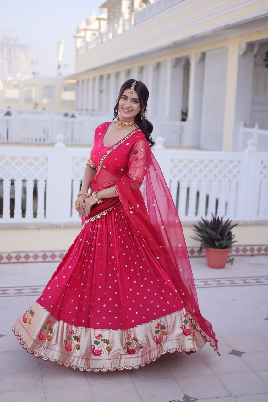 Sehen Sie umwerfend aus in diesem wunderschönen cremefarbenen Lehenga-Set