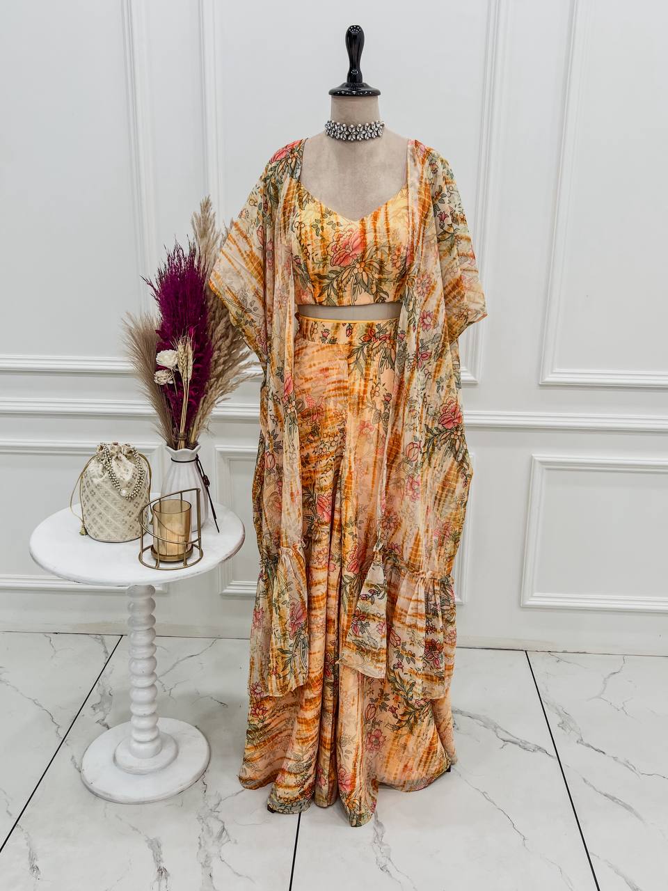 Arbeitsanzug aus schwerer Vichitra-Seide mit Stickereien