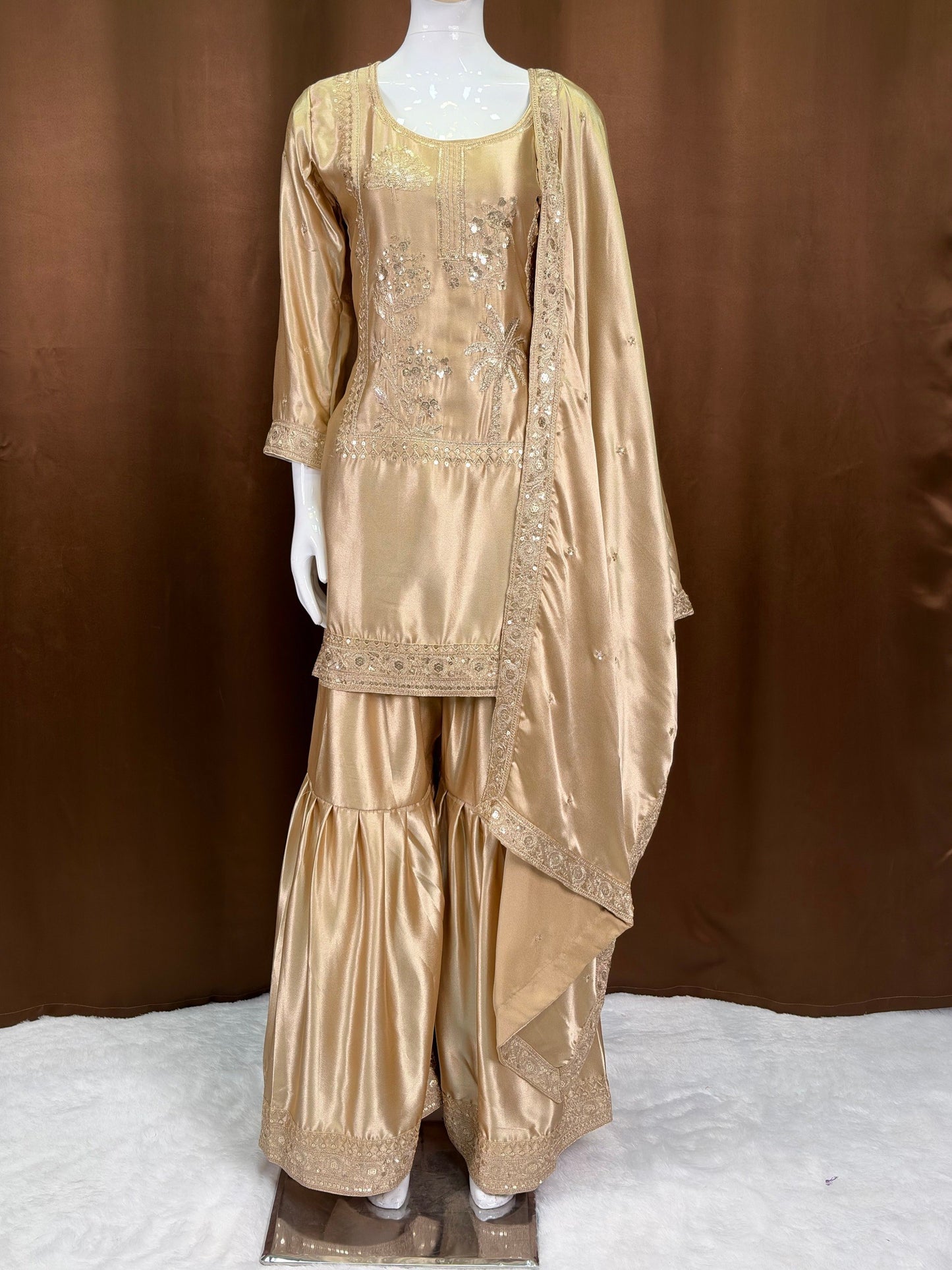Kleid aus Georgette-Imitat mit üppiger Paillettenstickerei