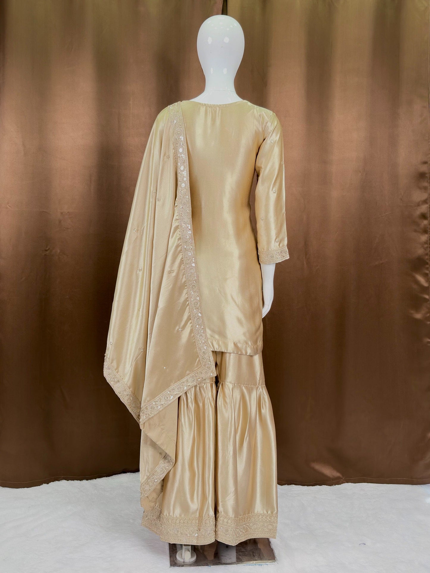 Kleid aus Georgette-Imitat mit üppiger Paillettenstickerei