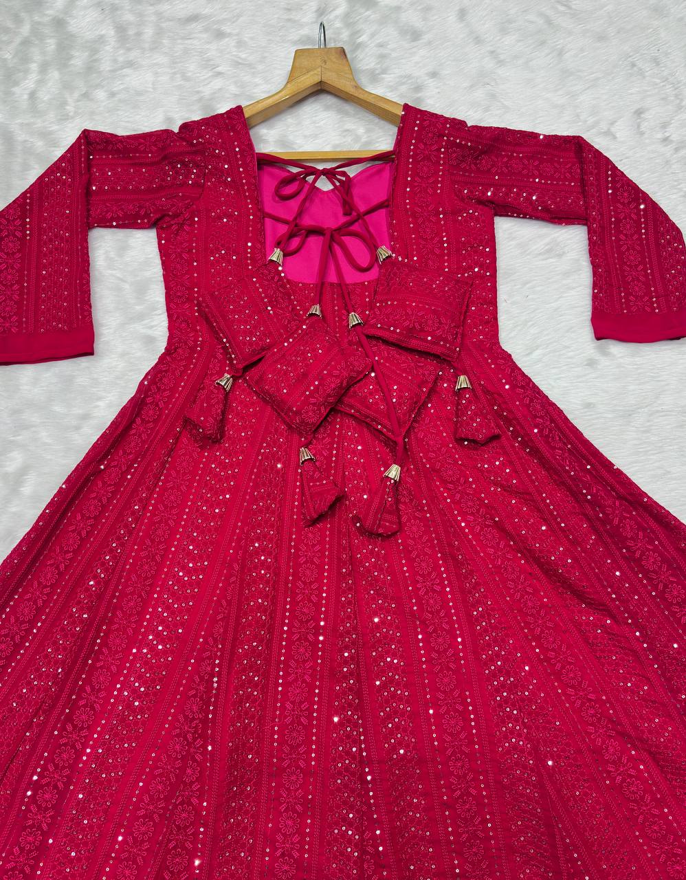 Arbeitsanzug aus schwerer Vichitra-Seide mit Stickereien