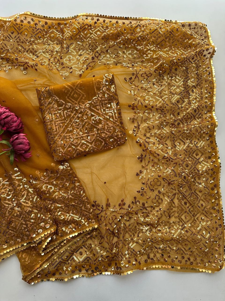 Suche jemanden für einen schönen Sari in der gleichen Farbe