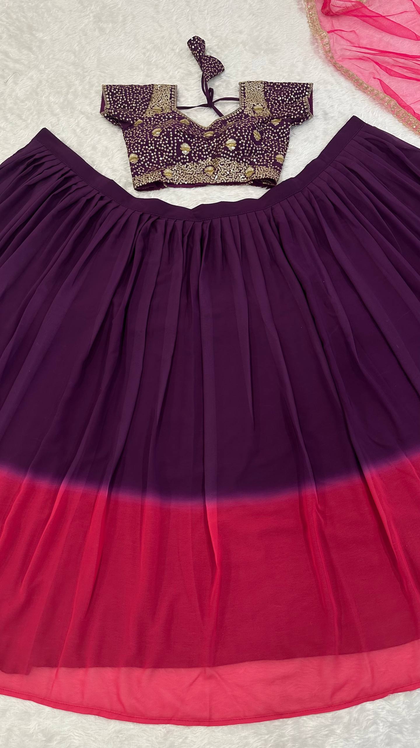 Sehen Sie umwerfend aus in diesem wunderschönen cremefarbenen Lehenga-Set