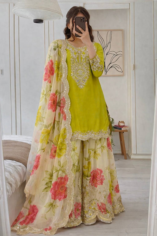 Kleid aus Georgette-Imitat mit üppiger Paillettenstickerei