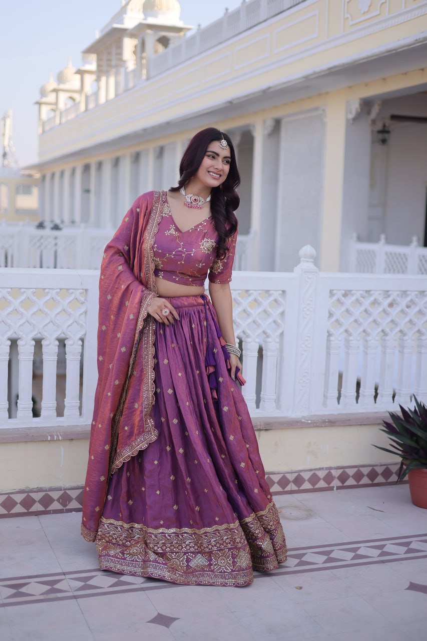 Sehen Sie umwerfend aus in diesem wunderschönen cremefarbenen Lehenga-Set