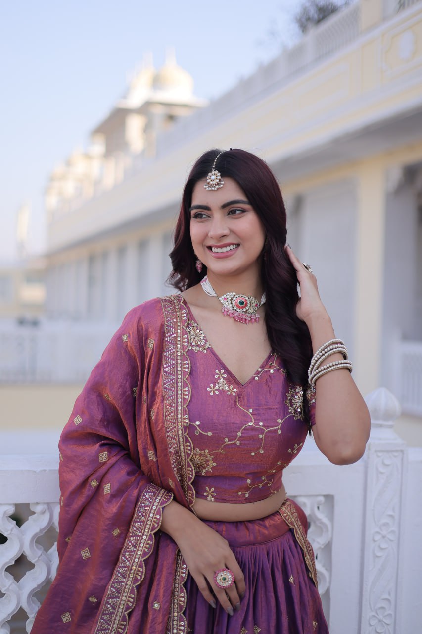 Sehen Sie umwerfend aus in diesem wunderschönen cremefarbenen Lehenga-Set