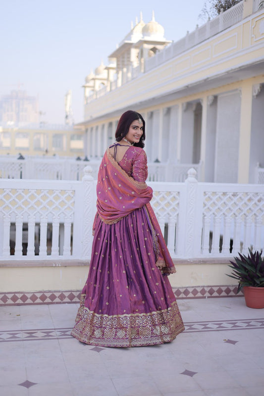 Sehen Sie umwerfend aus in diesem wunderschönen cremefarbenen Lehenga-Set