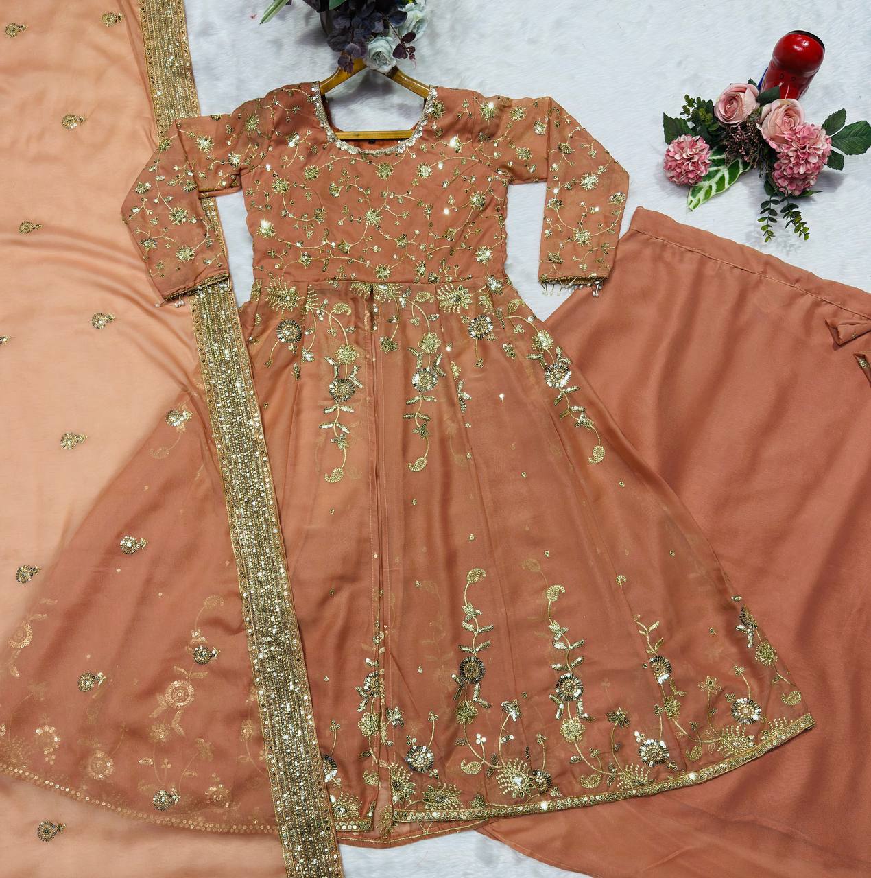 Arbeitsanzug aus schwerer Vichitra-Seide mit Stickereien