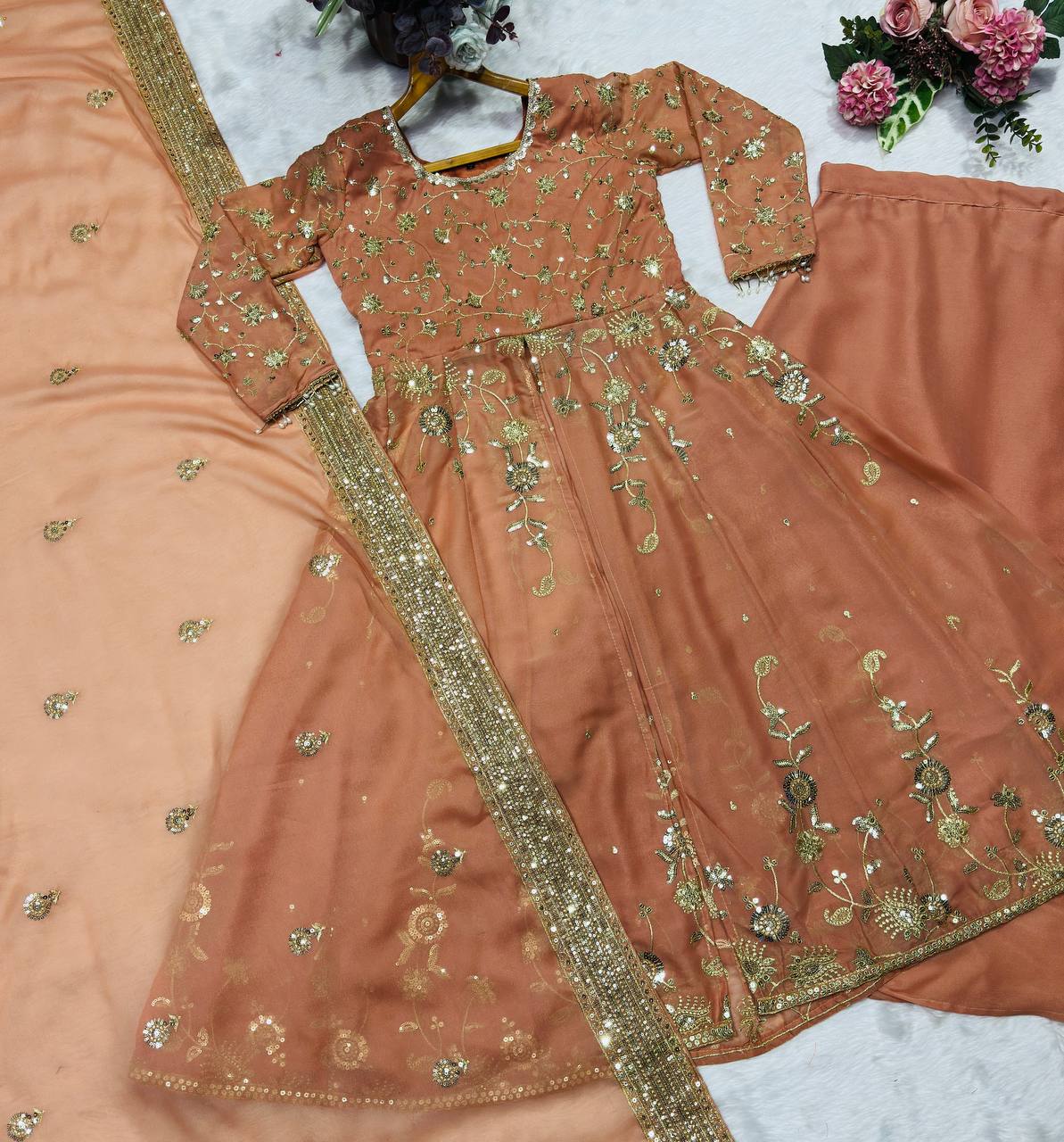 Arbeitsanzug aus schwerer Vichitra-Seide mit Stickereien