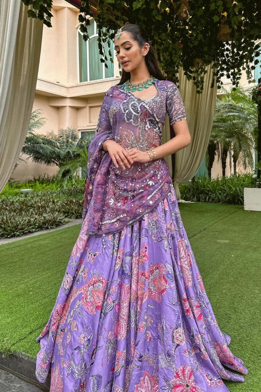 Sehen Sie umwerfend aus in diesem wunderschönen cremefarbenen Lehenga-Set