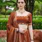 Sehen Sie umwerfend aus in diesem wunderschönen cremefarbenen Lehenga-Set