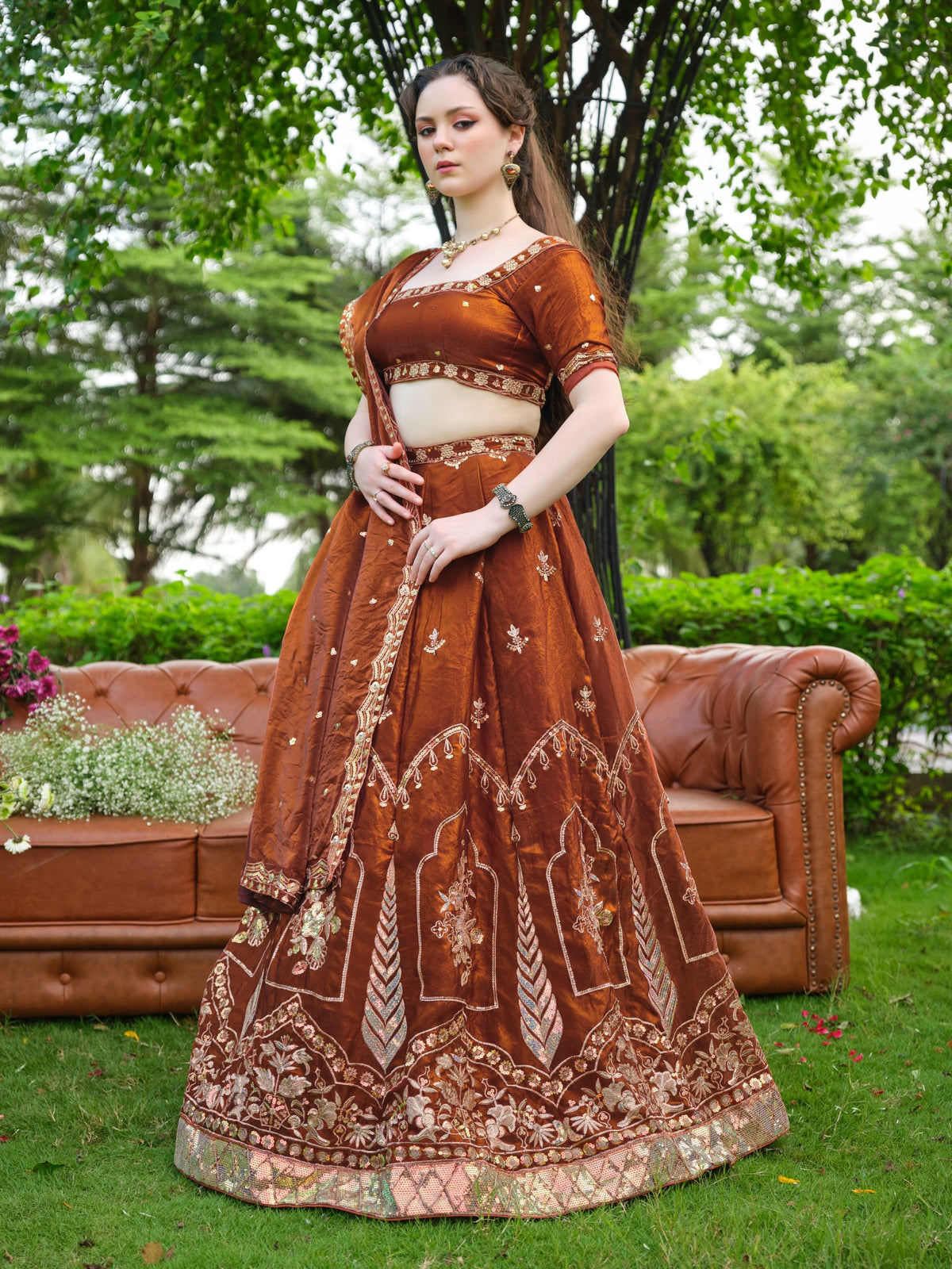 Sehen Sie umwerfend aus in diesem wunderschönen cremefarbenen Lehenga-Set