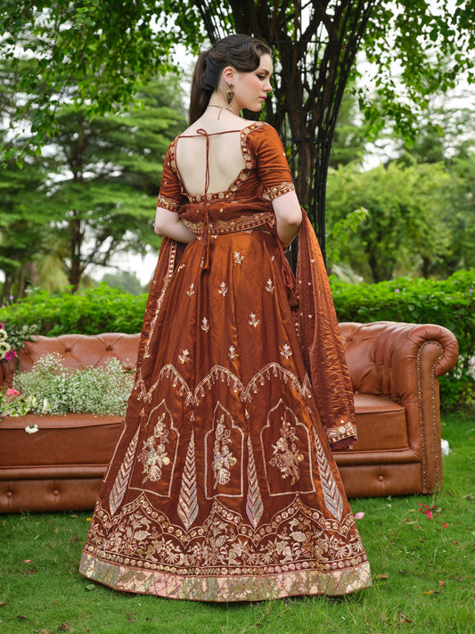 Sehen Sie umwerfend aus in diesem wunderschönen cremefarbenen Lehenga-Set