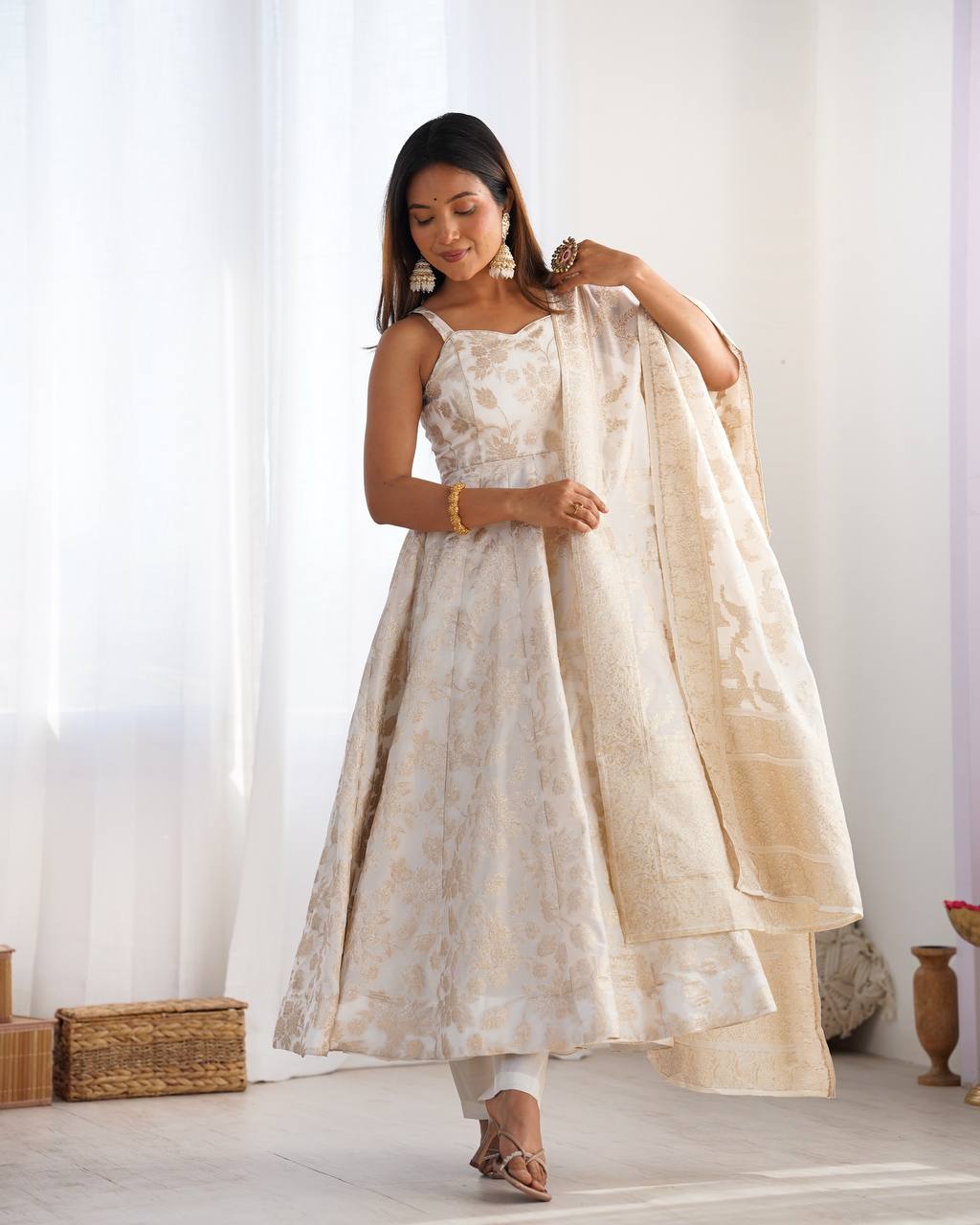 Kleid aus Georgette-Imitat mit üppiger Paillettenstickerei