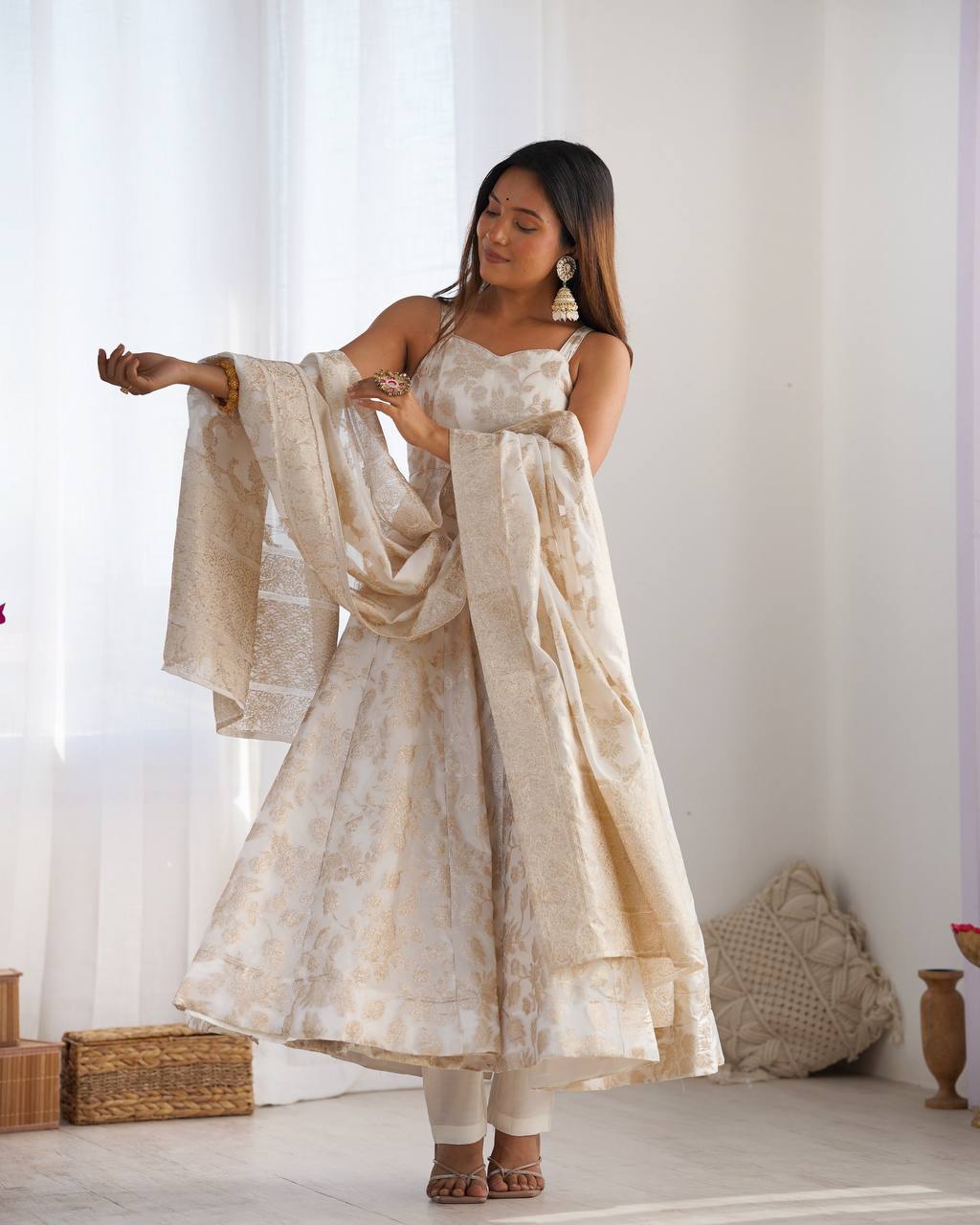 Kleid aus Georgette-Imitat mit üppiger Paillettenstickerei