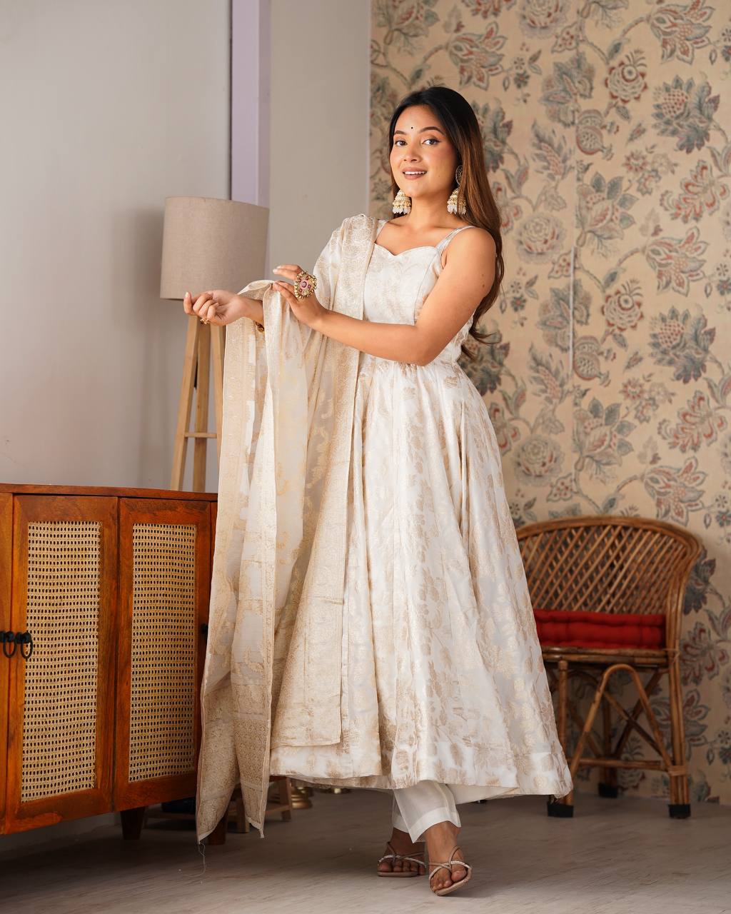 Kleid aus Georgette-Imitat mit üppiger Paillettenstickerei