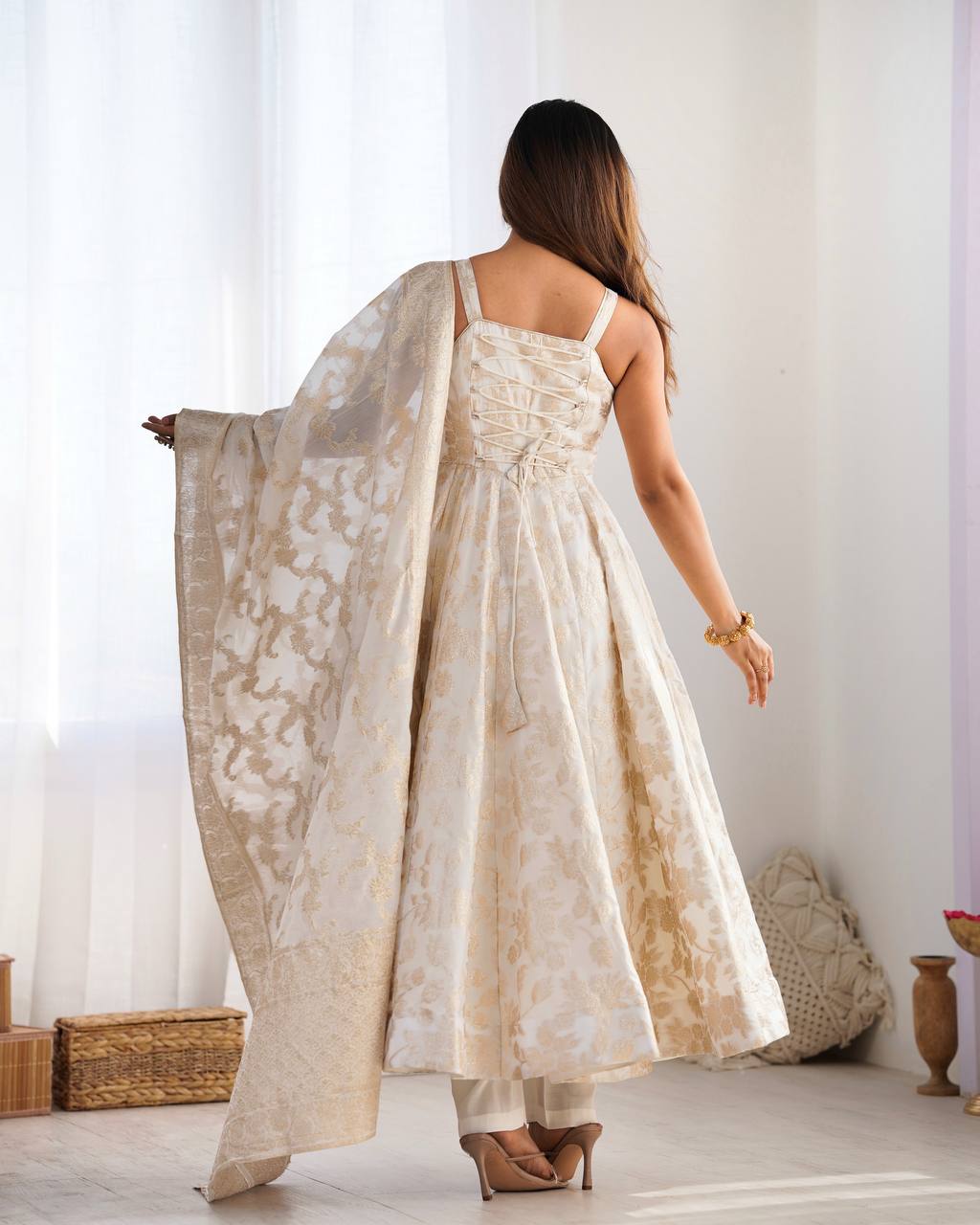 Kleid aus Georgette-Imitat mit üppiger Paillettenstickerei