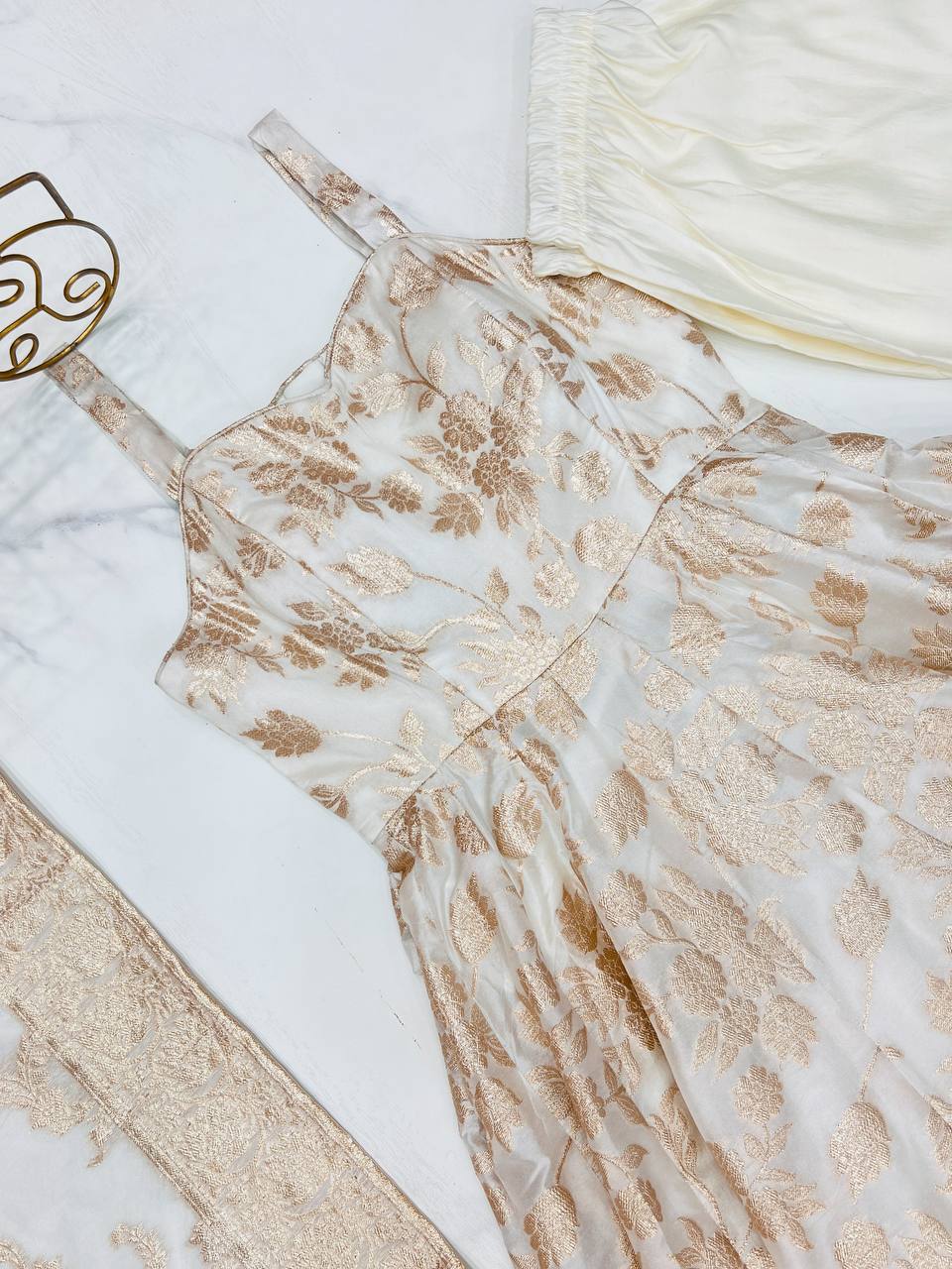 Kleid aus Georgette-Imitat mit üppiger Paillettenstickerei