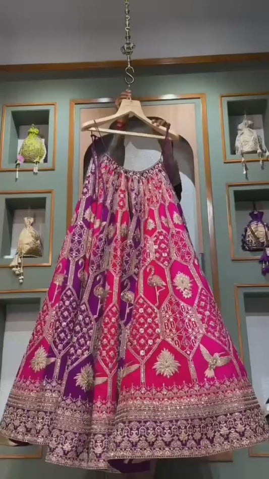 Sehen Sie umwerfend aus in diesem wunderschönen cremefarbenen Lehenga-Set