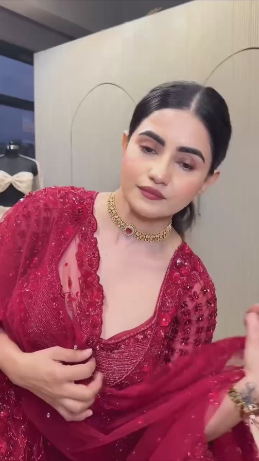 Sehen Sie umwerfend aus in diesem wunderschönen cremefarbenen Lehenga-Set