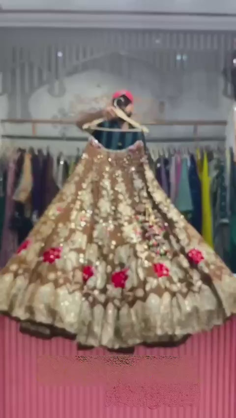 Sehen Sie umwerfend aus in diesem wunderschönen cremefarbenen Lehenga-Set