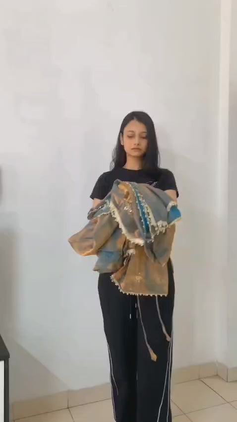 Kleid aus Georgette-Imitat mit üppiger Paillettenstickerei